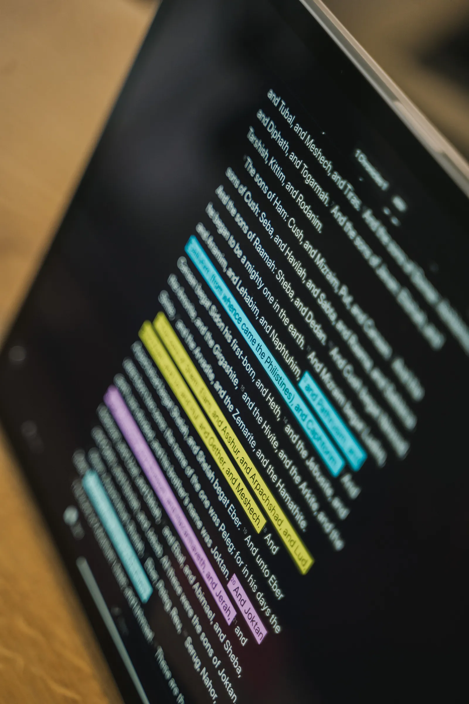 Un écran de tablette affichant un texte en anglais avec des passages surlignés en couleur.