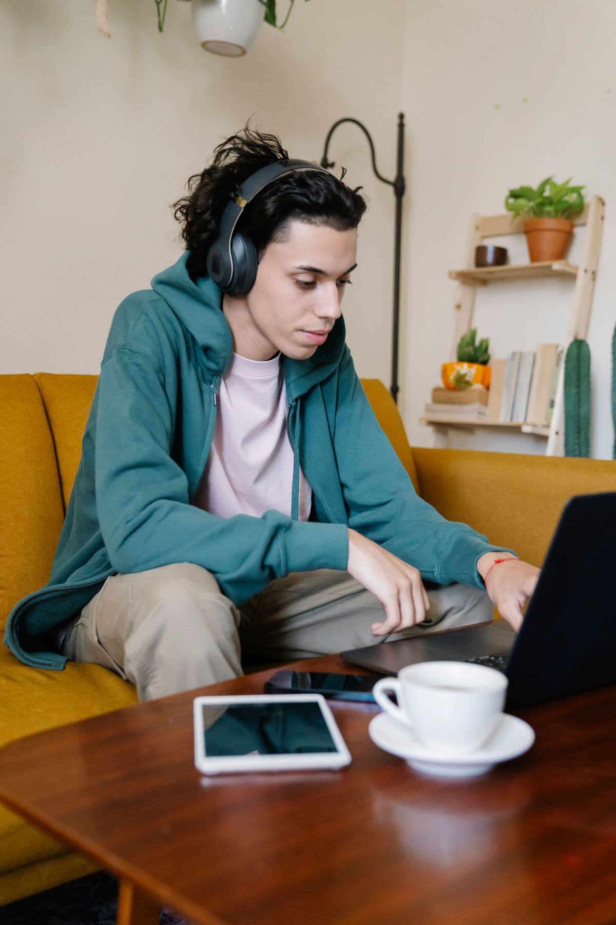 Personne avec un casque audio, suivant une leçon sur son ordinateur portable