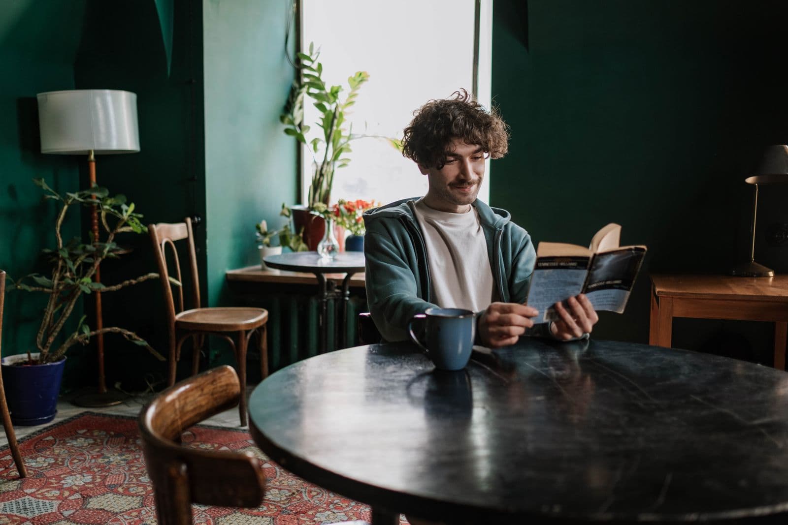 Personne lisant un livre dans un café tranquille